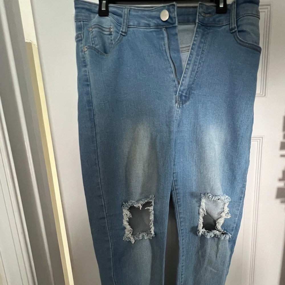 RIPPED JEAN PANTS